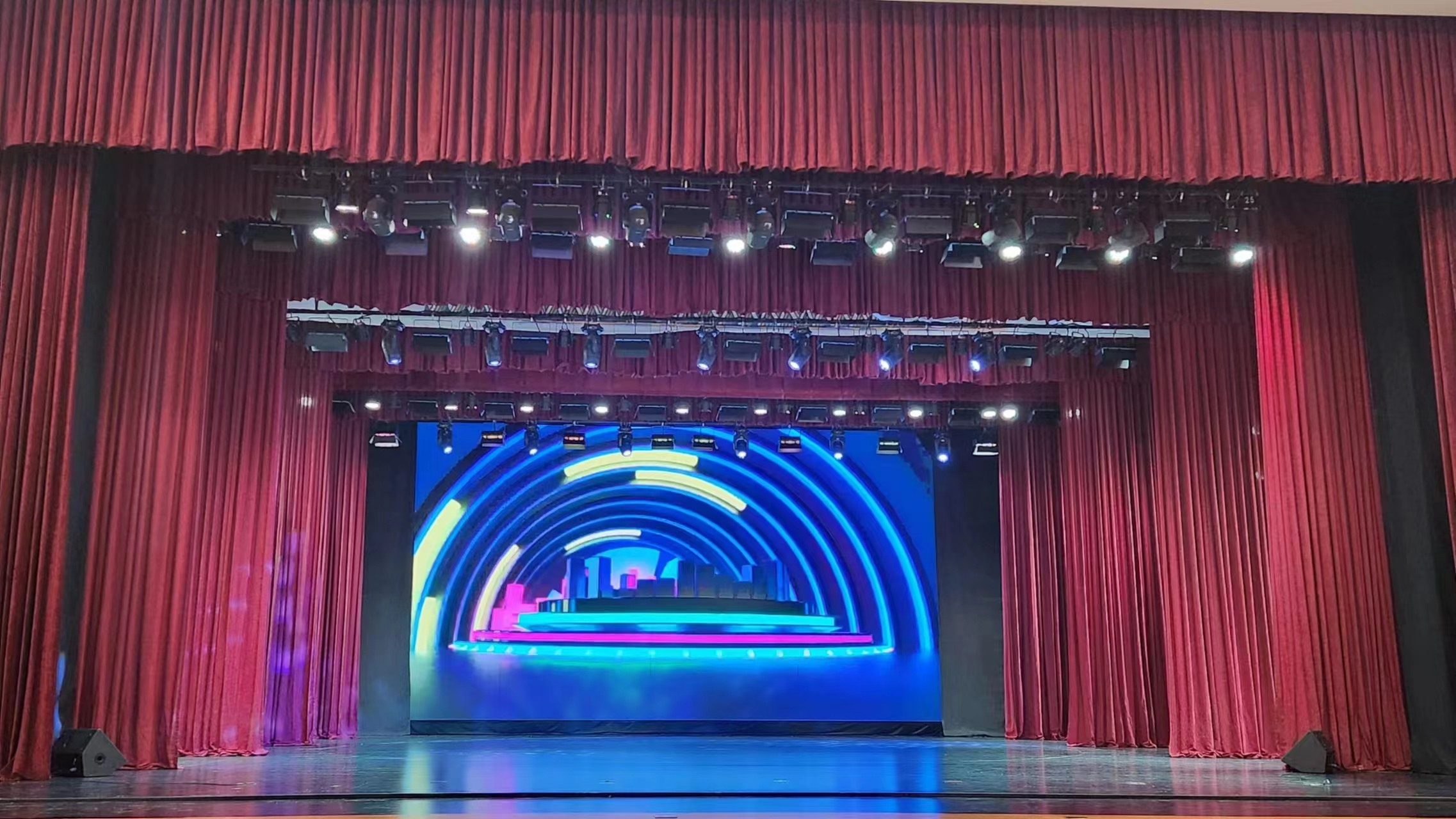 蒙古國(guó) 肯特會(huì)議中心劇院 舞臺(tái)機(jī)械、燈光、音響、LED屏項(xiàng)目已順利交付使用